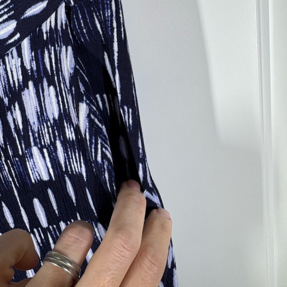 Flowing navy blue and white womens pant- size Large- EUC - Picture 3 of 9